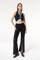 Top de lurex negro elastizado con aberturas en el frente y escote pronunciado, con ajuste en el cuello.