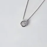 Conjunto de collar y dije punto de luz con circonia, en plata 925. El largo de la cadena es de 45cm y el diámetro del dije es de 0,5cm.