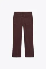 Jeans de tiro alto color marrón, corte slim fit y bootcut, con cinco bolsillos y cierre frontal con cremallera y botón.