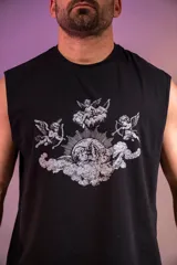 Musculosa negra de algodón elastizado con estampado de ángeles en el frente.