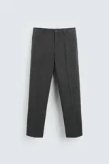 Pantalón de vestir gris oscuro, corte slim fit, confeccionado en tejido con 17% de lana. Cuenta con bolsillos frontales y traseros de vivo con botón. Cierre frontal con cremallera y botón.