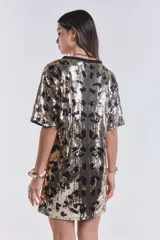 Vestido corto tipo remera de lentejuelas doradas y plateadas con estampado animal print negro y cuello redondo.