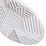 Championes Adidas Gamechaser blancos con detalles en dorado. Zapatillas deportivas con las tres tiras características de Adidas en los laterales.