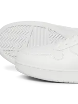 Zapatillas urbanas Jack & Jones modelo Jam, color blanco con suela de goma y puntera redonda.