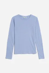 Remera de manga larga color rosa pálido, con cuello redondo.