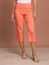 Pantalón capri amarillo de gabardina elastizada marca Ruby Rd, con pretina ancha elastizada, bolsillos delanteros simulados y bolsillos traseros aplicados.