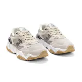 Championes Joma color beige con logo en gris oscuro, confeccionados en piel sintética y textil transpirable. Suela de caucho reciclado con mediasuela de phylon reciclado.