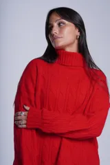 Sweater rojo de punto trenzado con cuello alto.