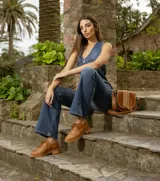 Zapato acordonado color marrón, 100% cuero vacuno, con taco de madera de 4cm y entre suela de goma de 1,5cm.