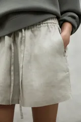 Shorts de lino color gris con cintura elástica y cordón ajustable.
