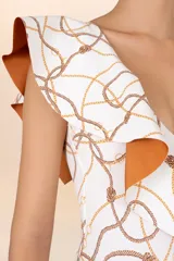 Traje de baño entero tipo camiseta Do Reis, color blanco con estampado de cadenas doradas y marrones. Presenta un escote en V con volado en el hombro y breteles anchos. Espalda media y cobertura completa.