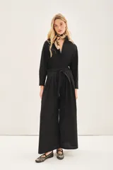 Mono negro con corte palazzo, mangas largas y lazo en la cintura.