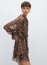 Vestido corto marrón con estampado animal print, cuello redondo con volantes y lazo, manga larga con puños elásticos y falda con volantes.