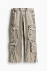 Pantalón cargo color beige de corte recto, con múltiples bolsillos con solapa y cierre en las piernas.