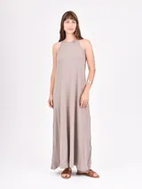 Vestido largo gris de breteles finos y corte recto.