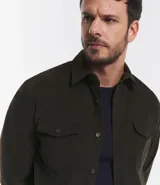 Camisa blanca de manga larga, confeccionada en terciopelo con cuello clásico y bolsillos frontales.