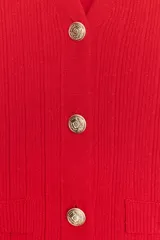 Chaqueta de punto roja con escote en pico, manga francesa y cierre frontal con botones dorados.