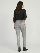 Jegging de corte slim, color gris metalizado, con pretina ancha elastizada y bolsillos delanteros y traseros.