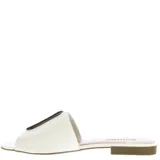 Zueco tipo mule (chinela cerrada) de cuero blanco, con tira ancha sobre el empeine adornada con una hebilla rectangular grande de color blanco y negro.