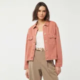 Chaqueta vaquera rosa con botones dorados, cuello clásico, cierre frontal con botones, dos bolsillos con solapa en el pecho y corte recto.