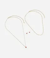 Conjunto de collar doble y aros con forma de corazón esmaltado en color borgoña y detalles dorados.