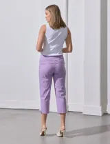 Pantalón capri color beige de gabardina elastizada, marca Zac & Reachel. Pretina ancha elastizada. Delantera y trasera con bolsillos simulados.
