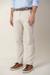 Pantalón color beige de corte slim fit confeccionado en tencel, un tejido suave derivado de la celulosa de la madera que regula la temperatura.