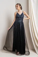 Vestido largo de fiesta color negro con brillos plateados, escote en V y breteles finos.