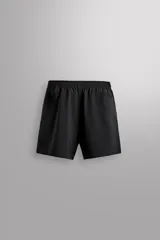 Shorts de entrenamiento color verde claro, confeccionados en tejido técnico ligero y elástico. Sin forro interior, con cintura elástica ajustable con cordón interior, bolsillos frontales y bolsillo trasero de seguridad con cierre de cremallera. Bajo con acabado termofijado y aberturas laterales.