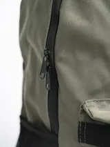 Mochila con estampado tie-dye en tonos grises y blancos, con bolsillo frontal con cierre y logo "Forum Active" estampado. Incluye bolsillo lateral de red para botella.