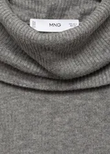 Camiseta gris de punto de canalé con cuello alto y manga larga.