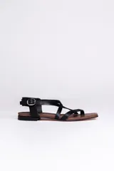 Sandalia de cuero negra con tiras finas y plantilla acolchada.