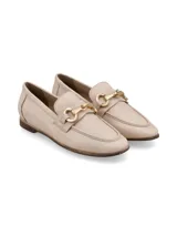 Mocasines de cuero color beige con detalle de hebilla dorada.