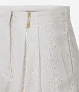 Short corto de laise de algodón con cintura fija, trabillas con abalorios, cierre tradicional, pliegues y estampa floral.