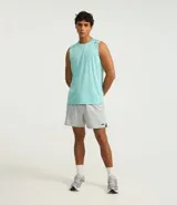 Musculosa deportiva negra de hombre, con cuello redondo, corte regular y estampa heat print. Cuenta con tecnología Dry para mayor transpirabilidad.