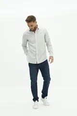 Camisa de manga larga para hombre, color blanco con rayas verticales finas en tonos grises y azules. Confeccionada en una mezcla de lino y algodón, de corte semi slim y logo bordado en el pecho.
