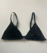 Soutien negro de terciopelo con triángulos movibles y breteles regulables en la espalda.