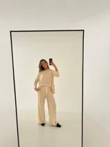 Pantalón de lanilla color beige, corte oxford con bolsillos.