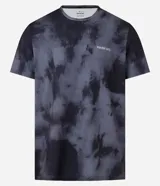 Remera deportiva negra con estampado manchado en gris y lettering en el pecho. Confeccionada en tejido dry de poliéster y elastano, con cuello redondo y mangas cortas.