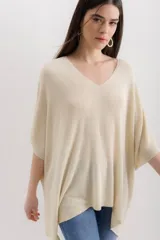 Sweater tejido de punto color crudo, con escote en V, mangas 3/4 y corte holgado.