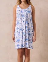 Camisón corto de tejido suave color lila con estampado de manchas difuminadas. Tiene escote redondo con botones y detalle plisado en el pecho.