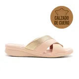 Sandalia casual de cuero color rosa nude, con plataforma baja y tiras cruzadas con detalle dorado.
