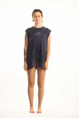 Musculosa azul con efecto gastado y logo estampado en el pecho. Corte amplio y sin mangas.