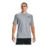 Remera celeste de Under Armour, corte clásico, mangas cortas y logo estampado en el pecho.