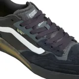 Zapatillas de skate en color negro con detalles en blanco y diseño moderno ajustado al pie.