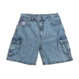 Bermuda de denim celeste con corte recto y holgado, estilo cargo. Presenta bolsillos laterales tipo cargo y un pequeño bolsillo frontal con un número '8' bordado en color lila/rosado.