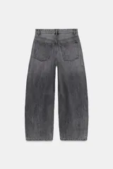 Jeans de tiro medio, estilo balloon baggy, color gris oscuro lavado. Presenta pierna muy ancha y largo completo, con aberturas sutiles en los bajos.