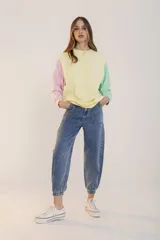 Jeans de corte relajado en color denim con cintura elástica y puños ajustables.