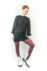 Vestido corto negro de manga larga con mangas abullonadas y puños elásticos.