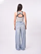 Musculosa negra de punto acanalado con cuello redondo y ribete blanco en cuello y sisas.